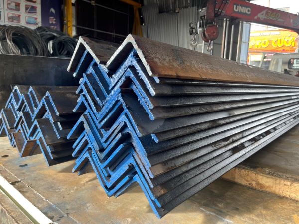 Hình ảnh thép hình V góc thường tại Công ty Tôn thép HƯNG GIA PHÁT